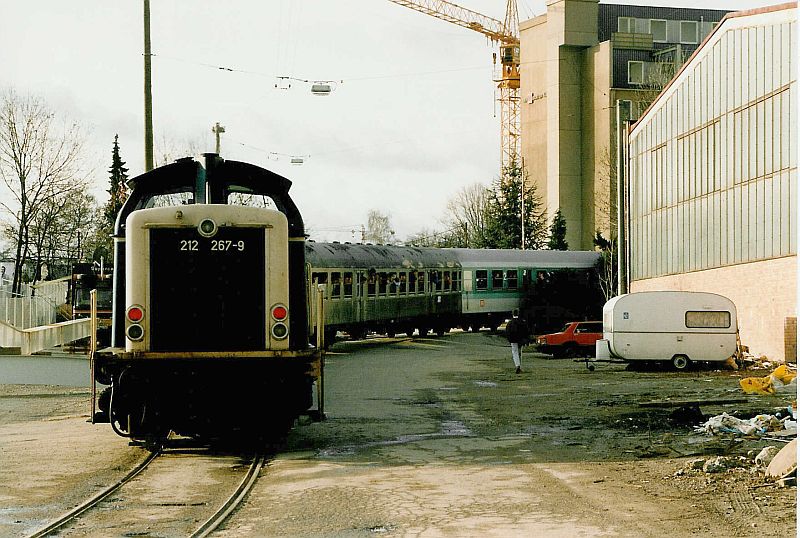 http://www.ulmereisenbahnen.de/fotos/Industriebahn-S-Feuerbach_1992-02-16_Bosch3_AndreasBickel.jpg