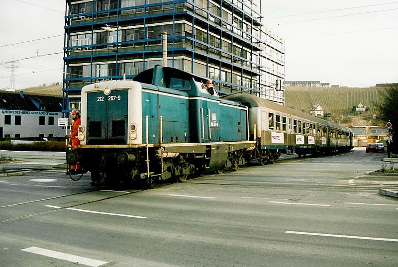 http://www.ulmereisenbahnen.de/fotos/Industriebahn-S-Feuerbach_1992-02-16_HeilbronnerStr_AndreasBickel.jpg